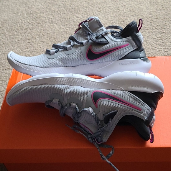 Nike - Picture 3 of 5